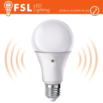 Lampada LED con Doppio Sensore Crepuscolare 9W 3000K FLA60S9W30K27