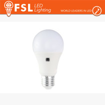 Lampada LED con Doppio Sensore Crepuscolare 7W 4000K FLA60S7W40K27
